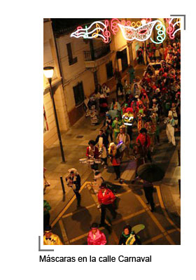 imagen de máscaras en la calle Carnaval por la noche