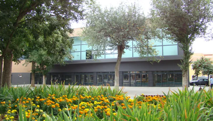 imagen fachada de los jardines del parque Doctor Fleming con el CERE al fondo, Miguelturra