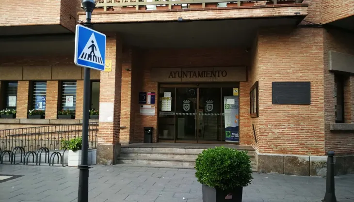 ayuntamiento con cartel luminarias
