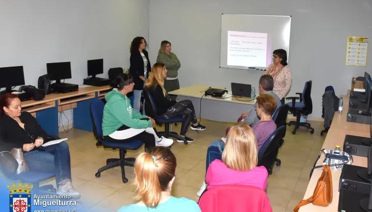 charla_centro_mujer_mayo_2025