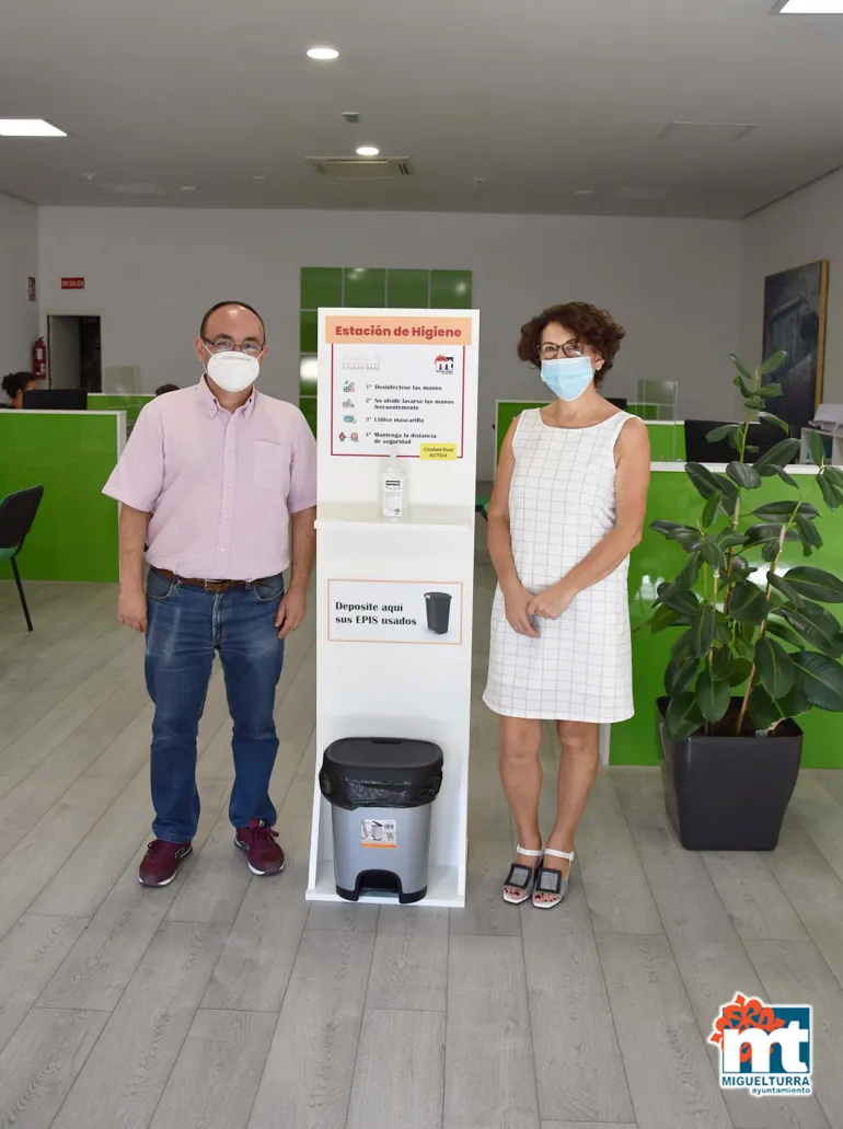 imagen de Arriaga y Redondo junto a una de las estaciones de higiene, julio 2020