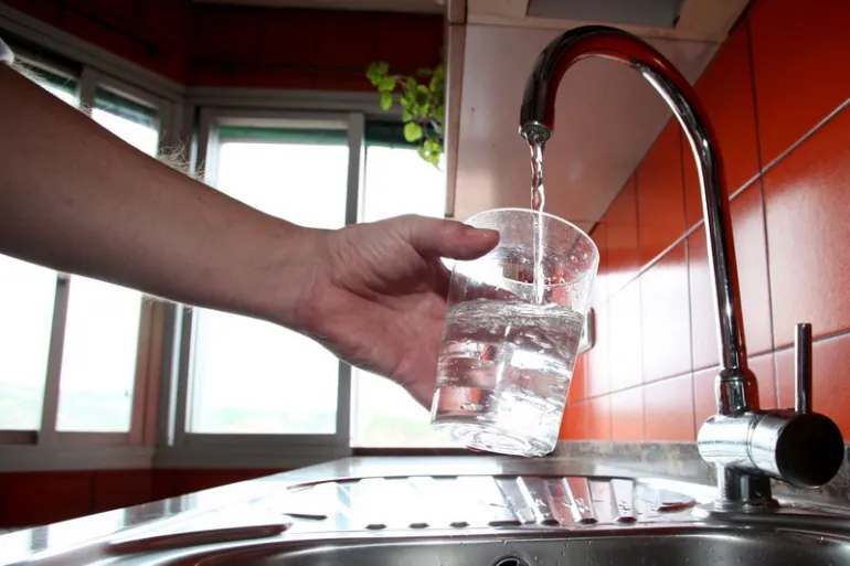 imagen de un vaso llenándose de agua desde el grifo