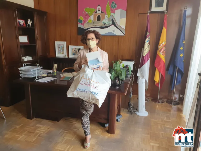 imagen de Laura Arriaga con parte de las mascarillas quirúrgicas recibidas, octubre 2020