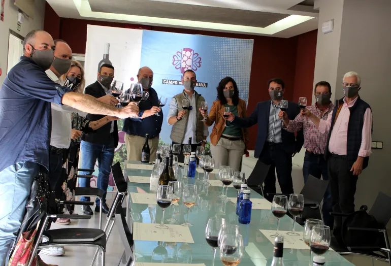 imagen de periodistas, asistentes, blogueros y organización durante un brindis