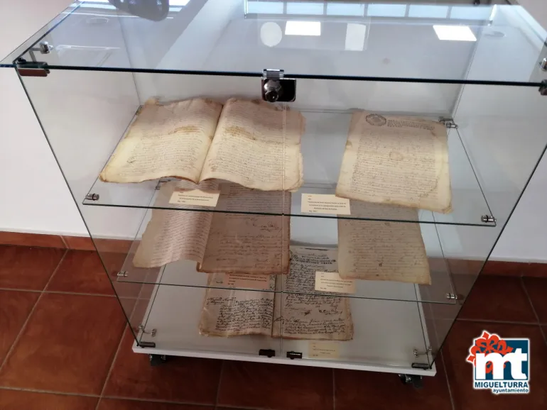 imagen de una de las vitrinas de la exposición en la Biblioteca Municipal, octubre 2020
