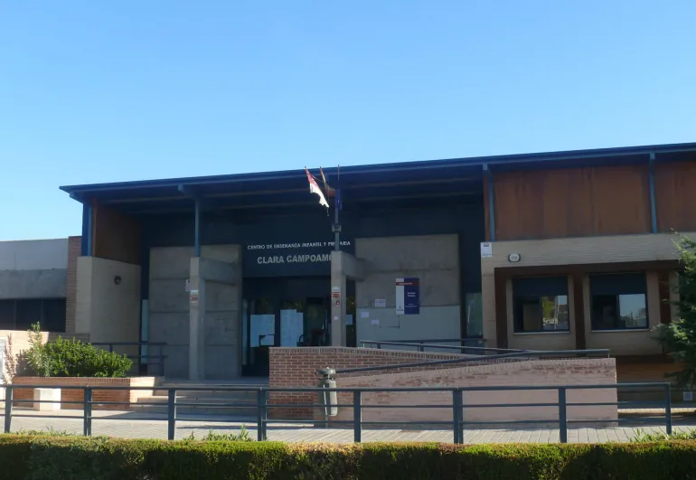 imagen de la fachada del centro educativo Clara Campoamor de Miguelturra