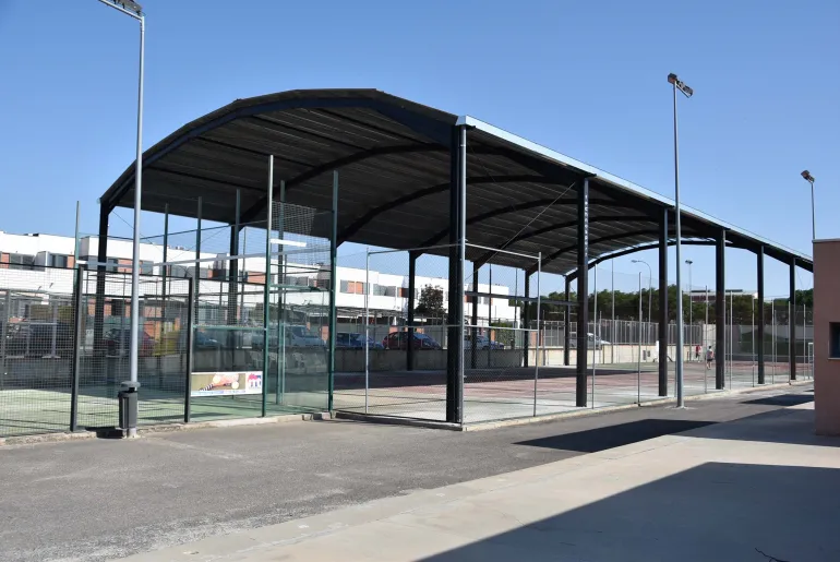 imagen de la nueva cubierta de la pista de tenis del Candelario León Rivas, julio 2020