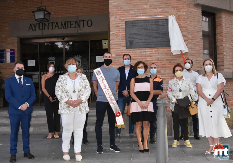 imagen descubrimiento placa homenaje fachada Ayuntamiento, septiembre 2020