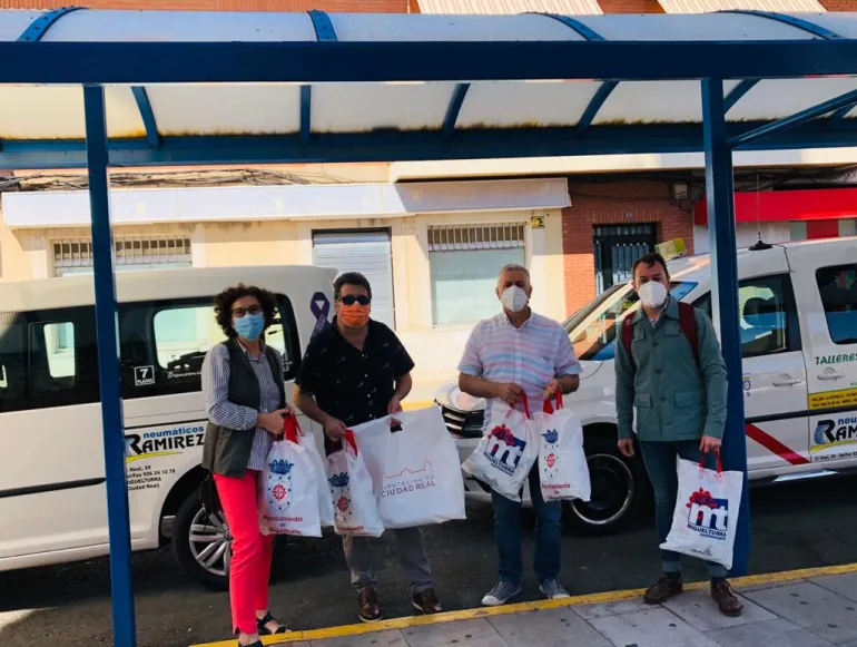 imagen de alcaldesa y concejal, a ambos lados, y taxistas, en la parte central, junio 2020