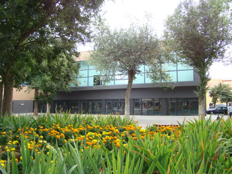 imagen fachada de los jardines del parque Doctor Fleming con el CERE al fondo, Miguelturra