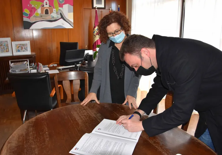 imagen de la firma del convenio ayuntamiento con asociacion hermandades, Miguelturra 2021
