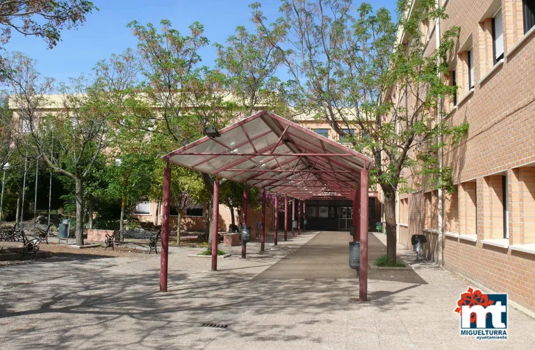 imagen de la fachada del Instituto de Enseñanza Secundaria Campo de Calatrava de Miguelturra