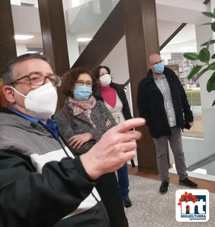 imagen de autoridades y pintor en la inauguración, febrero de 2021