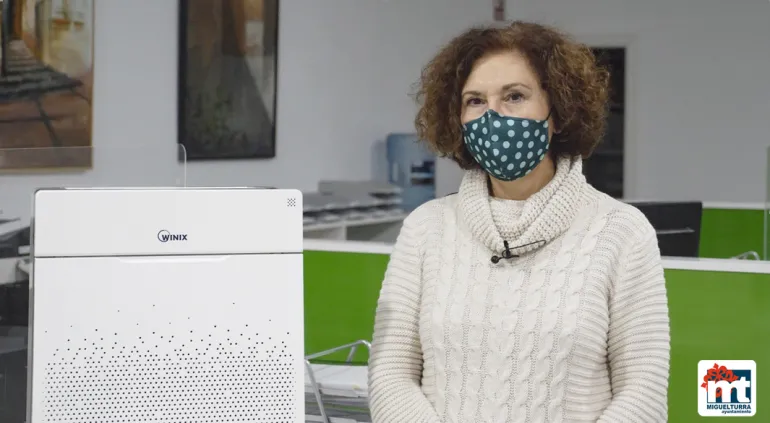 imagen de la alcaldesa Laura Arriaga junto a un purificador de aire, diciembre de 2020