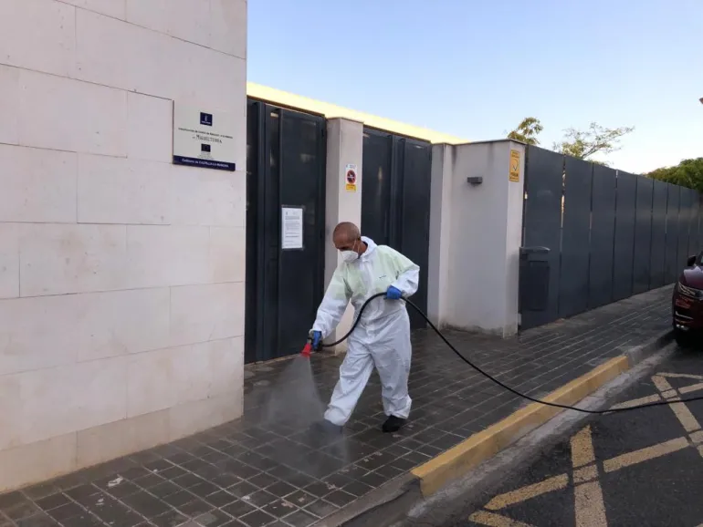 imagen de un operario de limpieza con máquina hidrolimpiadora