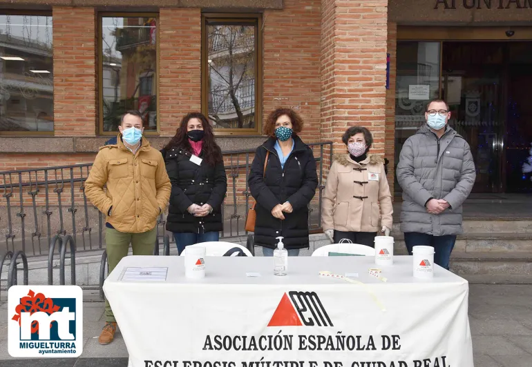 imagen de la mesa petitoria frente a la fachada del Ayuntamiento, diciembre 2020
