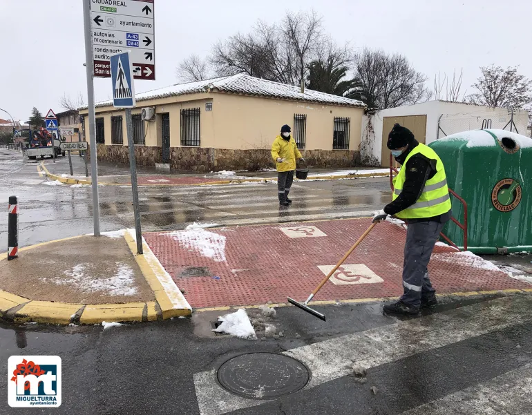 imagen de operarios municipales durante las labores, enero de 2021