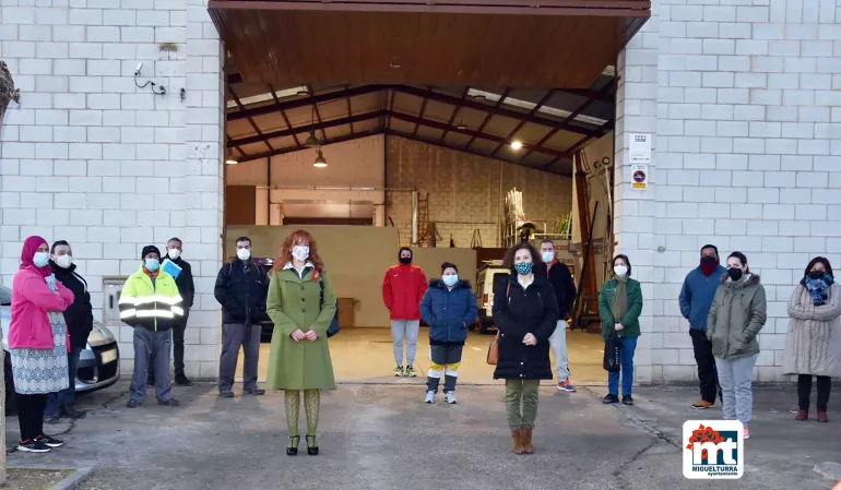 imagen frente las puertas de los almacenes municipales, enero 2021