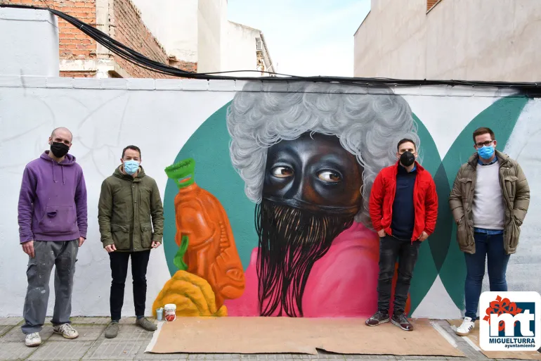 imagen frente al graffiti ubicado en la calle Carnaval de Miguelturra, febrero 2021