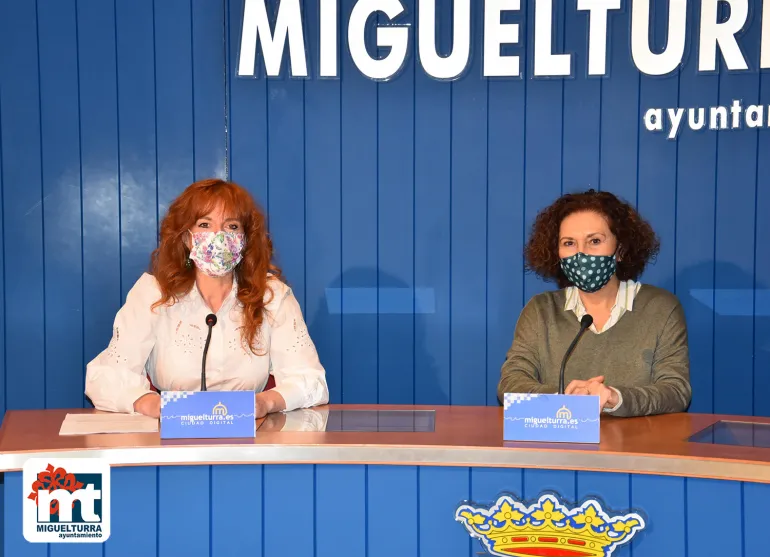 imagen de concejala y alcaldesa, de izquierda a derecha, en rueda de prensa, enero 2021