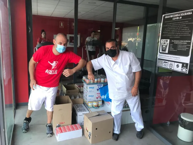 imagen en el hall de Areté recibiendo los alimentos solidarios, julio 2020