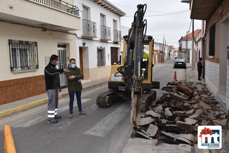 iamgen de la visita del concejal a las obras que se están acometiendo, octubre 2020 Miguelturra