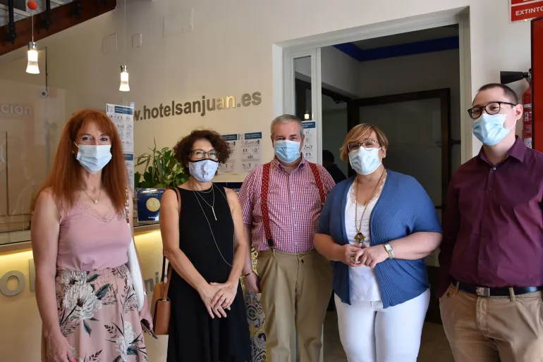 imagen de la visita de Carmen Teresa Olmedo con Laura Arriaga al hotel San Juan, Miguelturra agosto 2020