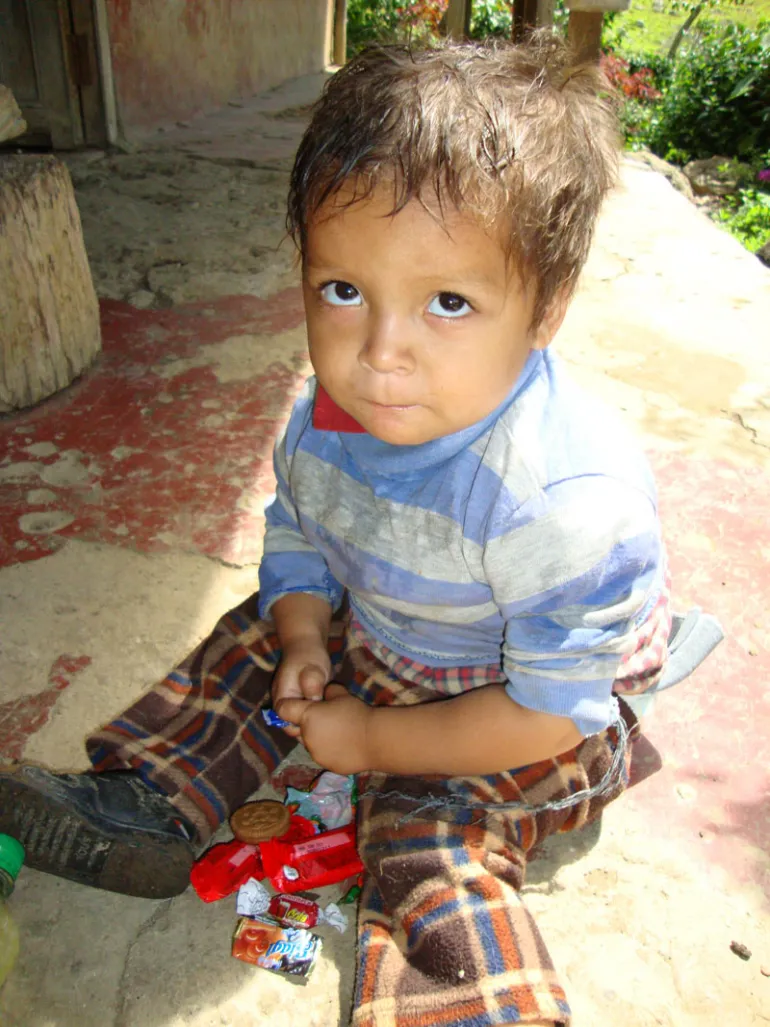 imagen de un niño sudamericano en el suelo
