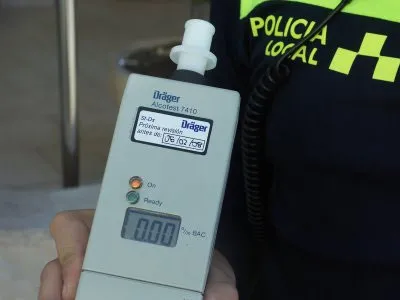 imagen de Policía Local de Miguelturra con etilómetro