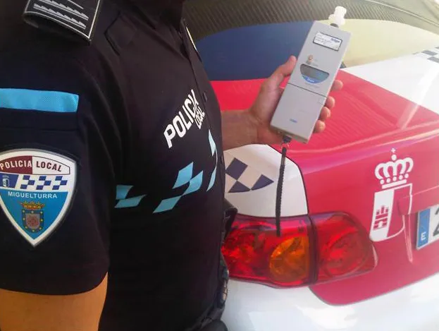 imagen de control de alcoholemia a cargo de la Policía Local de Miguelturra