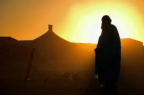 imagen de saharaui en campamento