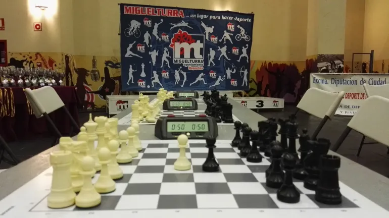 imagen de tableros de ajedrez previo a competición, imagen Club Ajedrez Miguelturra
