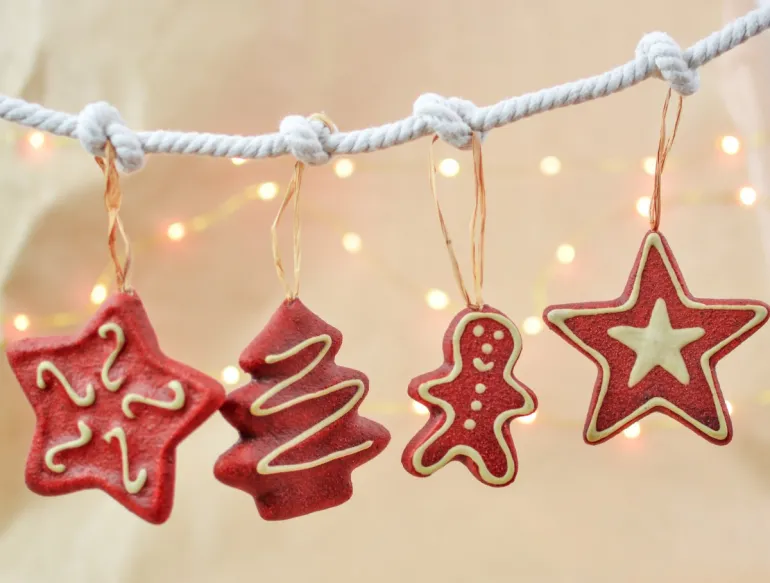 imagen de elementos decorativos colgantes de Navidad