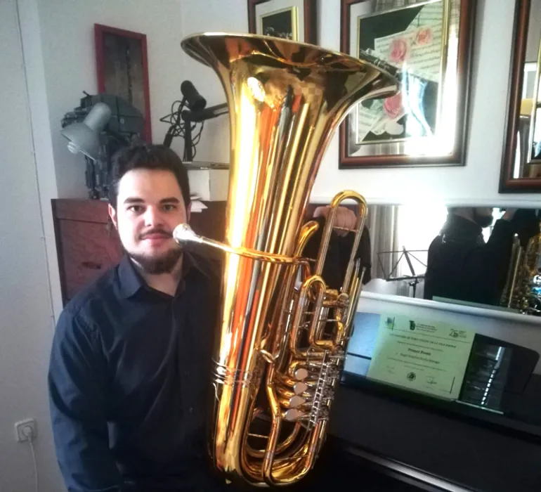 imagen de Ángel Antonio Ocaña Moraga con la tuba, mayo 2018, fuente imagen él mismo.