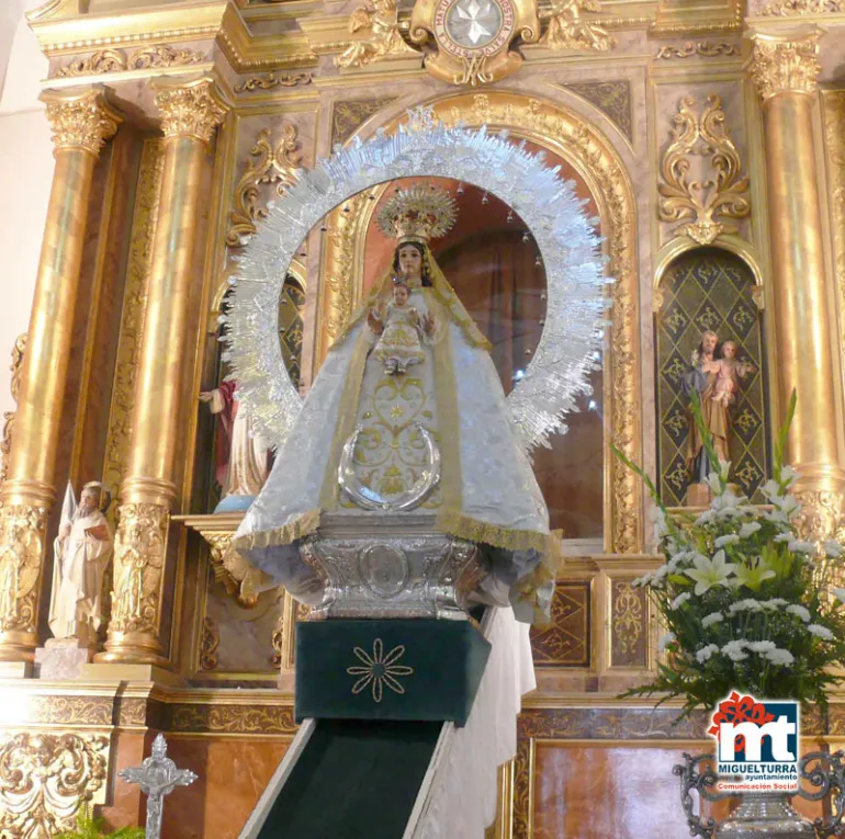 imagen de la bajada de la Virgen de la Estrella desde su camarín