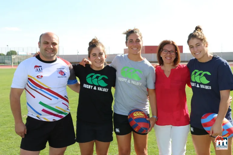 imagen de las jugadoras junto con la Alcaldesa de Miguelturra y Concejal de Deportes, septiembre 2015