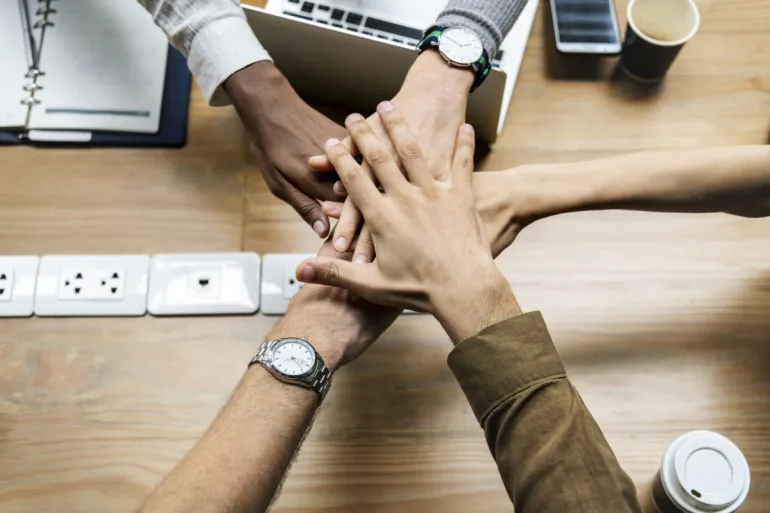 imagen de diversas manos unidas, alegoría a la confianza entre personas
