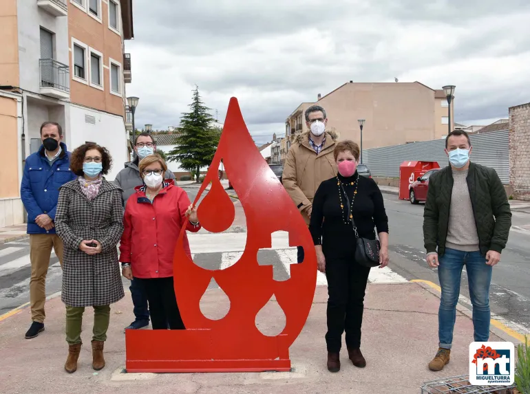 imagen de autoridades durante la inauguración de la escultura, abril de 2021