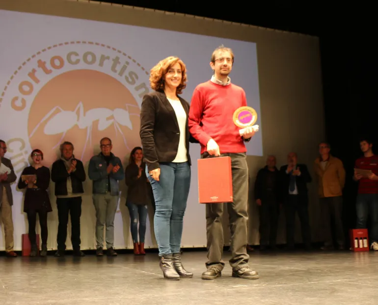 La concejala Fátima Mondejar hace entrega de uno de los galardones del Corto cortismo 2016