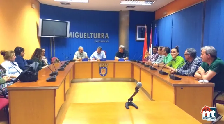 imagen de la firma de convenio entre Ayuntamiento y Asociación del Pequeño Comercio, mayo 2019