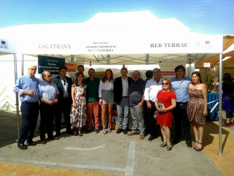 imagen del stand de Miguelturra en Bolaños de Calatrava y autoridades durante su visita, septiembre 2017