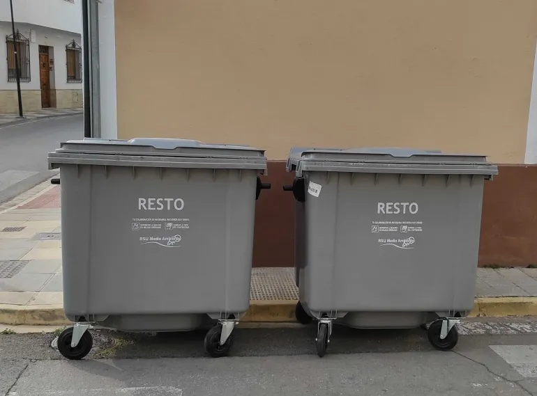 imagen de contenedores de basura cerrados, como debe ser, abril 2021