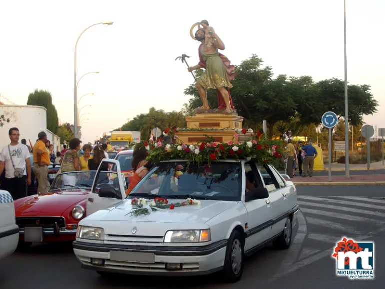 imagen de la procesión de San Cristóbal por las calles de Miguelturra