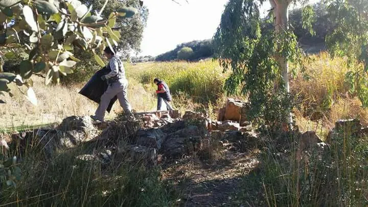 imagen de personas durante la jornada de limpieza, octubre 2017, fuente imagen Vicente Yerves