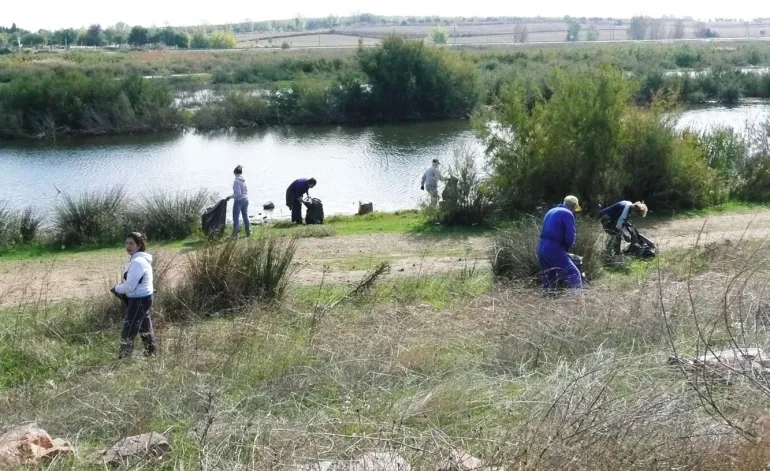 imagen del pasado año de la jornada de limpieza medioambiental en Peralvillo