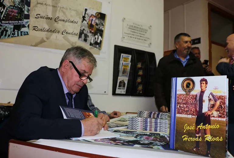imagen de la firma de libros de José Antonio Hervás, diciembre 2016