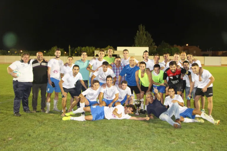 imagen del equipo del CD Miguelturreño y concejal de deportes, agosto 2015