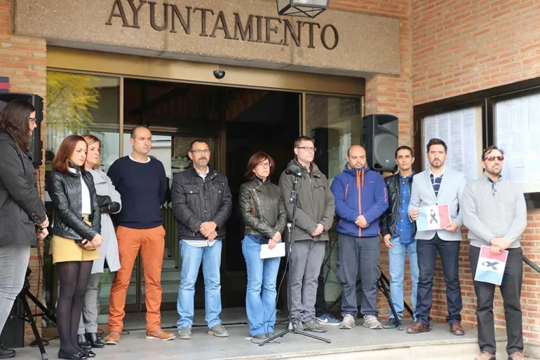 Imagen de la Corporación Municipal durante el minuto de silencio, noviembre 2015.