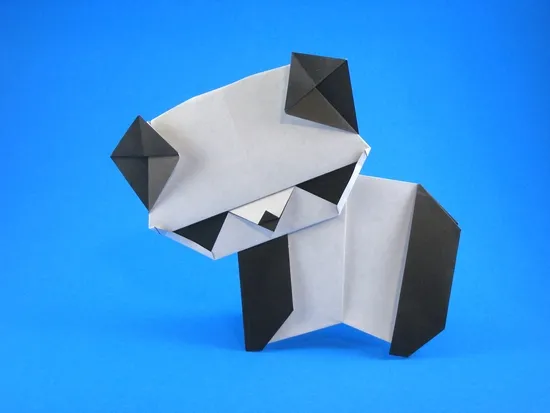 imagen de un oso panda elaborado cn papel con la técnica denominada origami