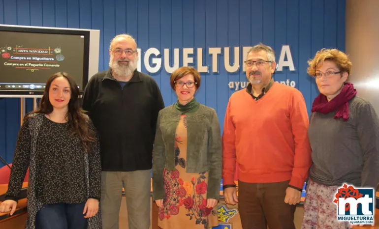 imagen de autoridades y Pequeño Comercio tras la firma del convenio, diciembre 2017